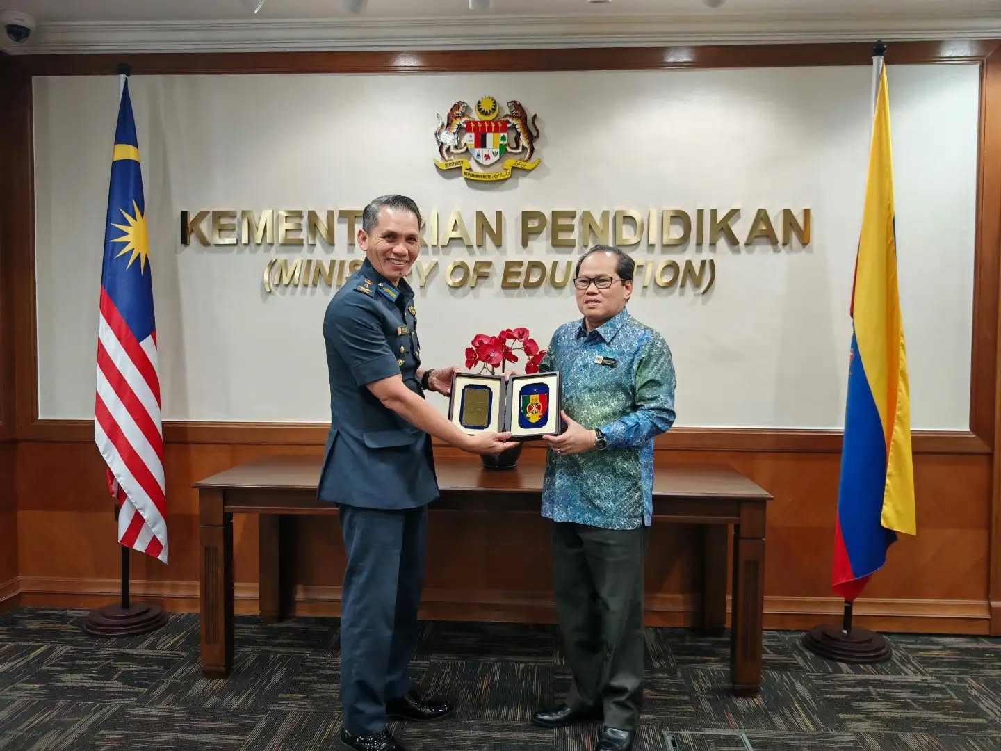 KUNJUNGAN HORMAT KOMANDAN MAKTAB TENTERA DIRAJA (MTD) KEPADA KETUA PENGARAH PENDIDIKAN MALAYSIA (KPPM)
